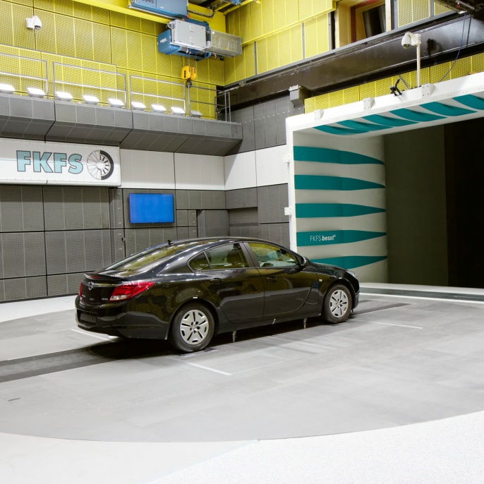 After remodeling, the Stuttgart wind tunnel is able to simulate driving on the streets under realistic conditions.