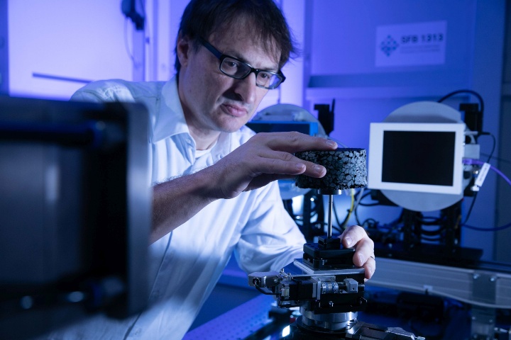 Prof. Holger Streeb bereitet eine Asphaltprobe für den Röntgentomographiescanner vor.