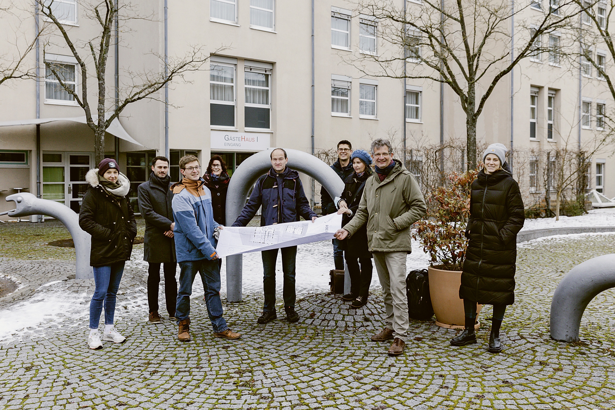 Group of people holding up a banner to CampUS i.