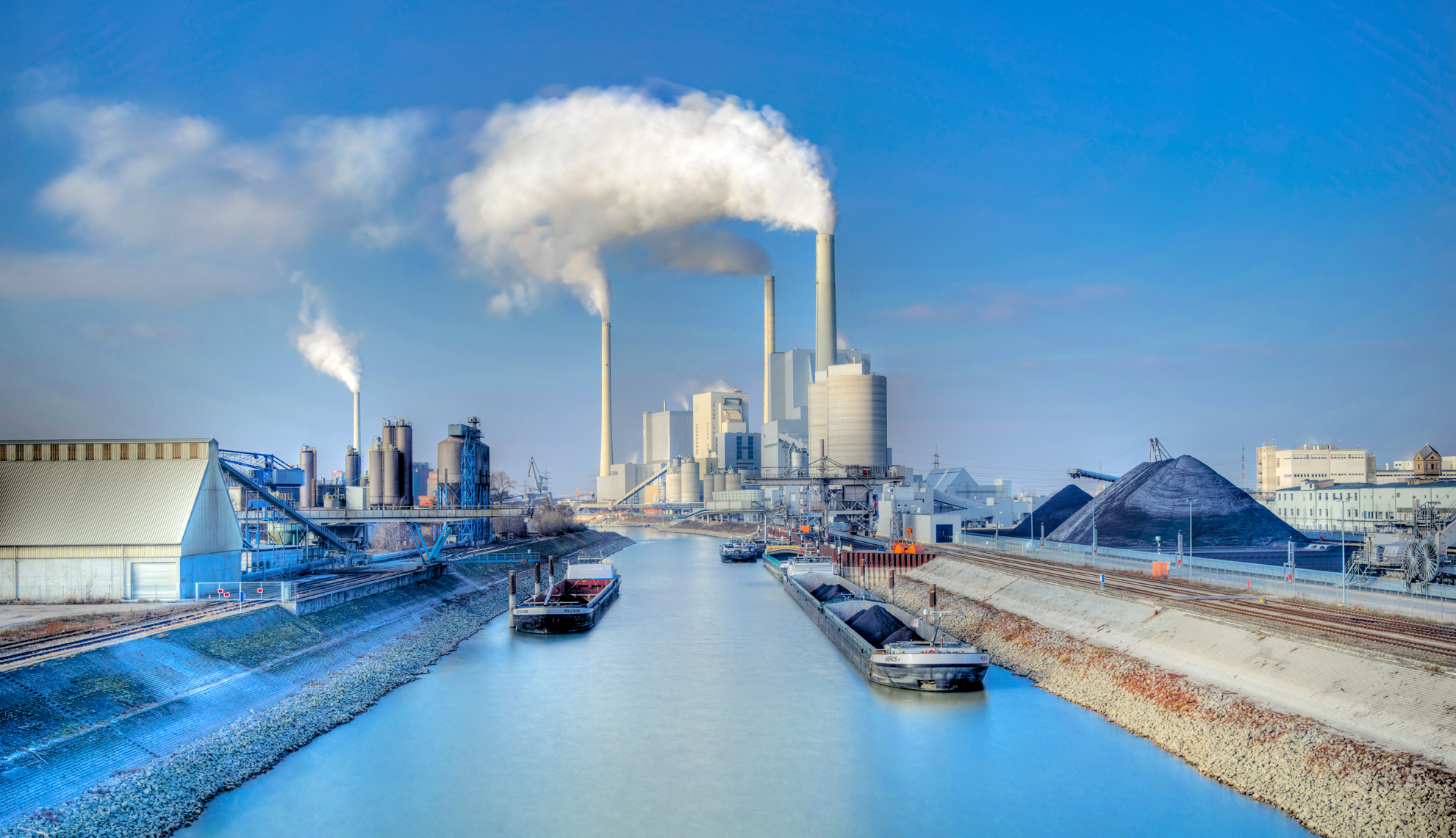 Industrial-scale heat pumps