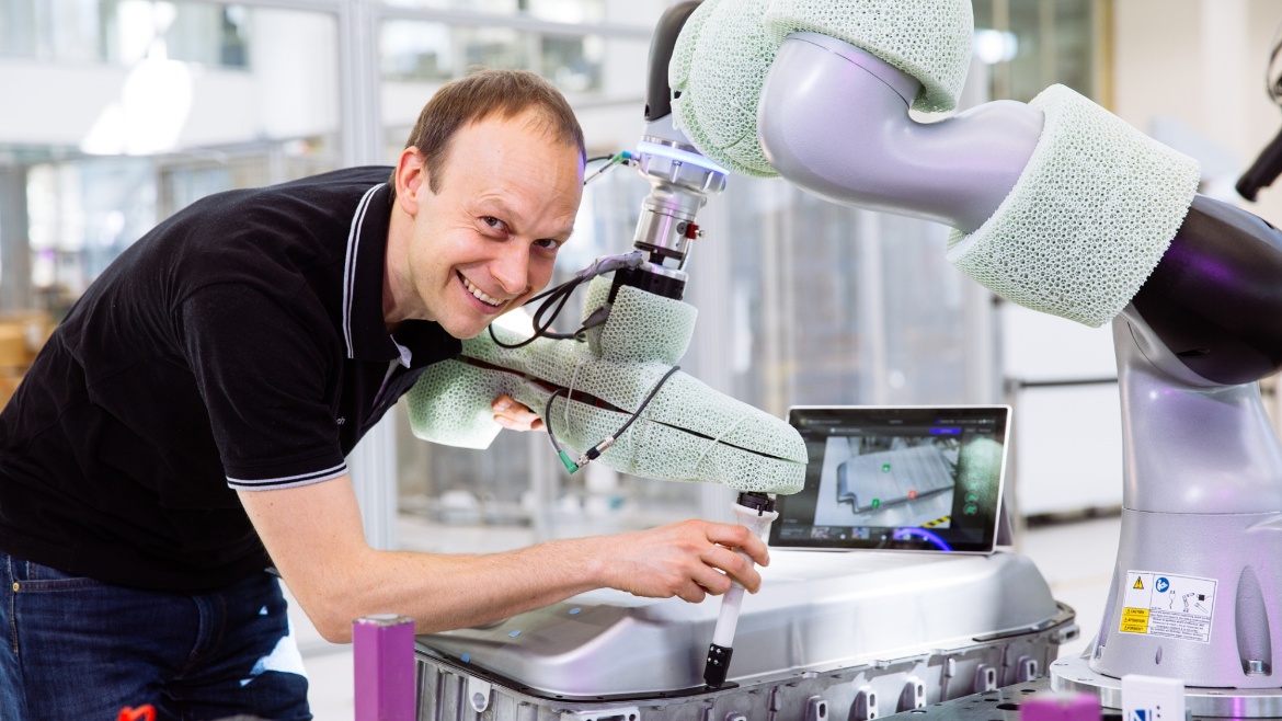 Dr. Matthias Reichenbach is programming a robot with torque sensor technology