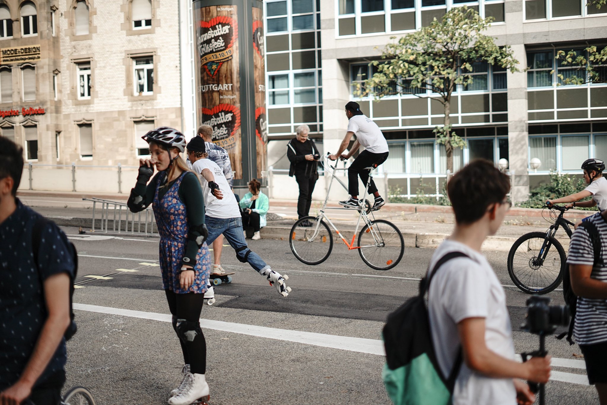 Blick auf die belebte Straße mit allerlei mit Muskelkraft betriebenen Fahrzeugen