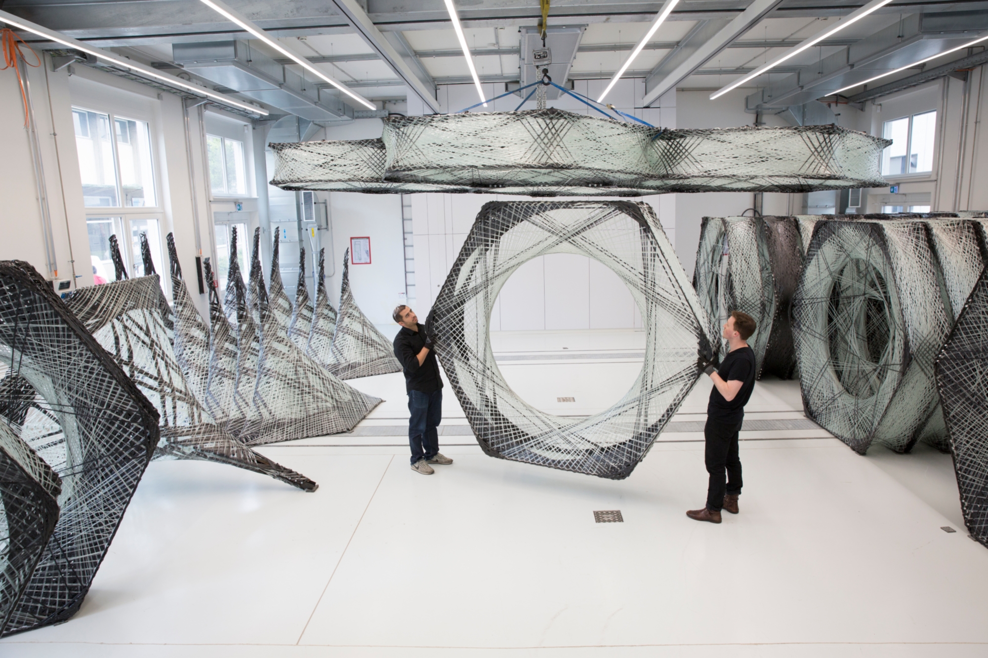 Der Elytra Pavillon besteht aus Glas- und Carbonfaserzellen.