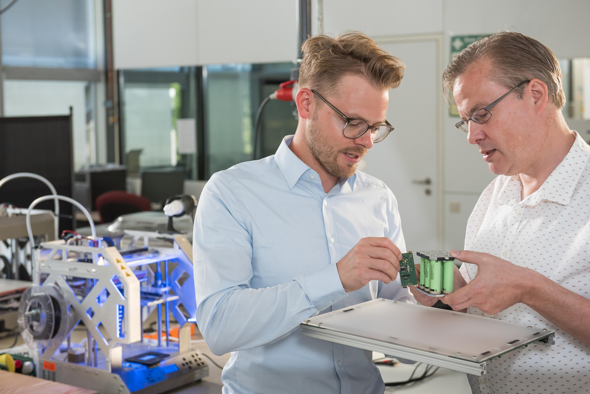 Prof. Kai Birke (r.) und Mitarbeiter des Projekts Libelle.