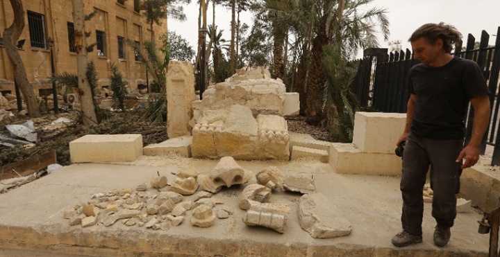 Die Trümmer der berühmten, durch den IS zerstörten Löwenskulptur aus dem Allat- Tempel der syrischen Oasenstadt Palmyra. 