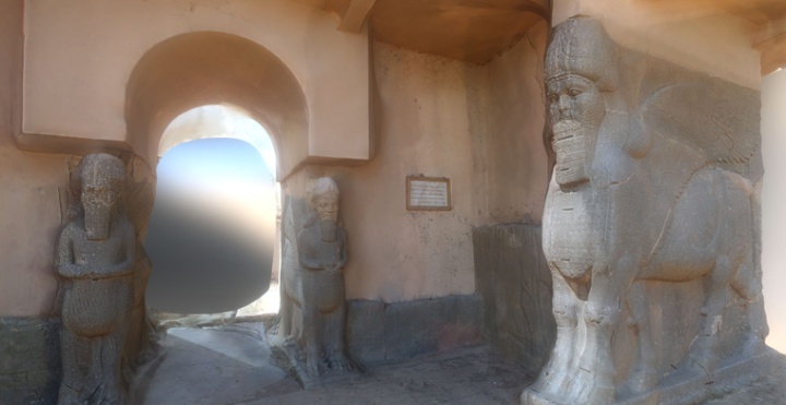 2015 von der Terrormiliz IS zerstört, von Nachwuchswissenschaftlern digital wieder zum Leben erweckt: ein Eingang der im 13. Jahrhundert vor Christus im heutigen Nordirak gegründeten antiken Stadt Nimrud, Hauptstadt des assyrischen Reichs. 