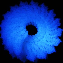Das 3D-Modell des helikalen Aufbaus eines Tabakmosaikvirus erscheint als federringartig angeordnete Scheibe.