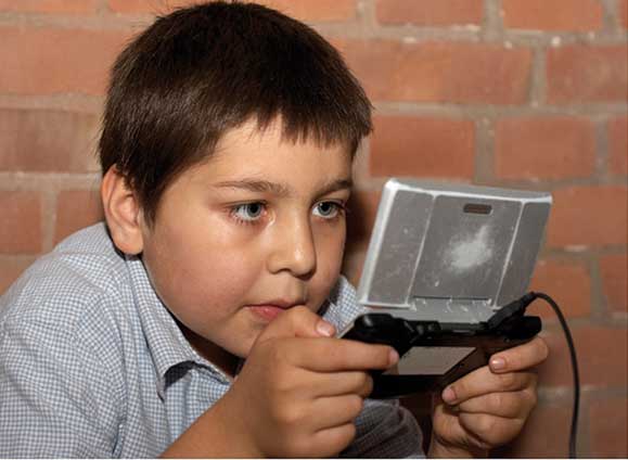 Adipöses Kind spielt am Computer
