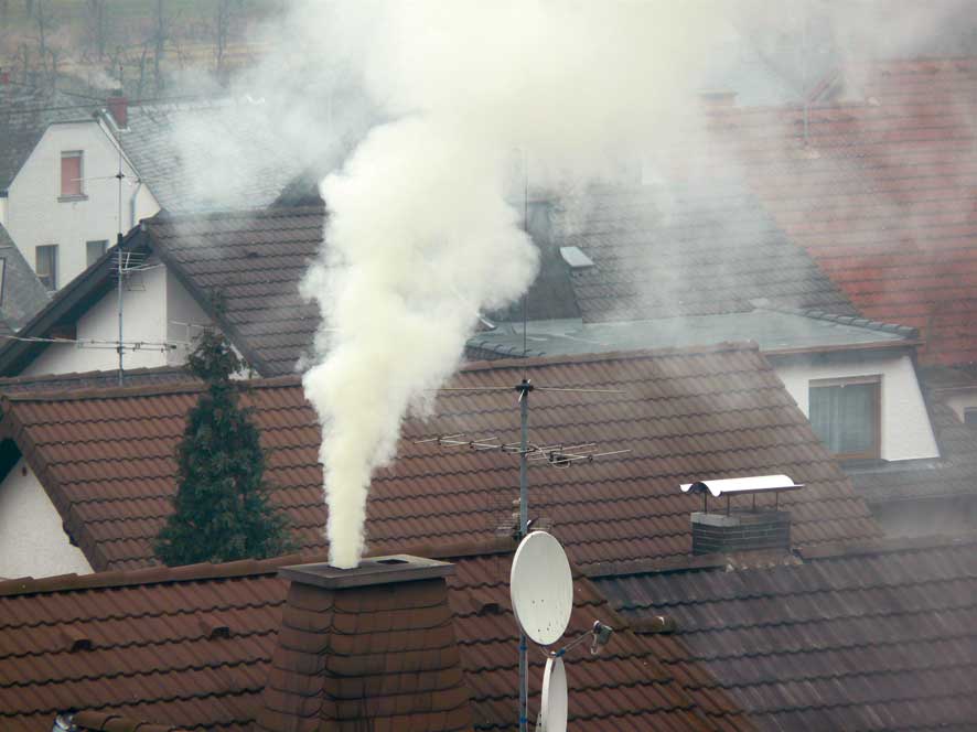 Hausbrand über Wohngebiet