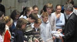 Prof. Timo Weidl mit den jungen Leute