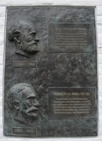 Auf der Gedenktafel in Wesselburen vereint sind nun Friedrich Hebbel und Christian Otto Mohr.