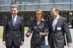 Ministerpräsident Günther Oettinger (links) und die ehemalige Bundesforschungs-ministerin Edelgard Bulmahn waren zur Einweihung des Höchstleistungsrechen-zentrums gekommen, hier mit Uni-Rektor Dieter Fritsch. 