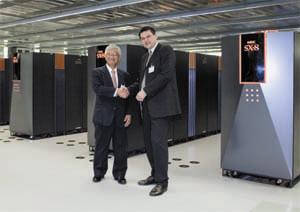 Ein Händedruck auf den neuen Superrechner: NEC-Vizepräsident Masahiko Yamamoto (links) mit HLRS-Direktor Michael Resch.  