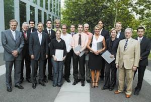 2. Vorsitzender Prof. Jens Weitkamp, Schatzmeister Dr. Thomas Wagner, Rektor Prof. Dieter Fritsch (v.l.n.r.) und 1. Vorsitzender Dr. Claus Dieter Hoffmann (rechts) mit den Preisträgern