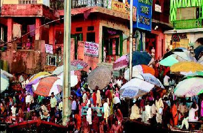 morgendliches Bad im Ganges in Varanasi