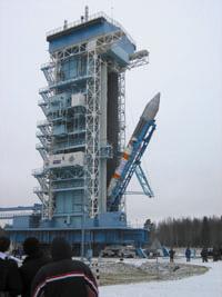 Die Rakete wird in ihrem Startturm aufgerichtet