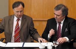 Uni-Rektor Dieter Fritsch (links) und SIMT-Geschäftsführer Karl-Friedrich-Acker-mann bei der Unterzeichnung des Kooperation-svertrages
