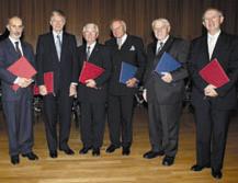 von links die Ehrendoktoren Prof. Denis Jérome (Paris), Prof. Kurt Komarek (Wien) und Prof. Egon Krause (Aachen), Ehrensenator Prof. Reinhold Würth (Künzelsau), Prof. Jan Koch (Wroclaw), der die Ehrenmedaille erhielt, und Ehrendoktor Prof. Walter Dilger (Calgary)