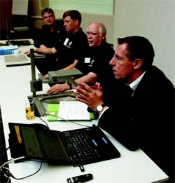 Dr. Stefan Grosse bei der IMF 2006. Links neben ihm Dr. James R. Lyle (USA) und Oliver Goebel (Uni Stuttgart) sowie Tagungsleiter Dirk Schadt.