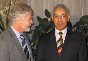 Minister Prof. Hany Helal (rechts) mit Prof. Eberhard Roos
