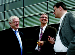 Microsoft-Vizepräsident Tony Hey (links), hier im Gespräch mit Uni-Prorektor Prof. Bernhard Weigand (Mitte) und HRLS-Direktor Michael Resch