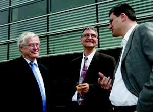 Microsoft-Vizepräsident Tony Hey (links), hier im Gespräch mit Uni-Prorektor Prof. Bernhard Weigand (Mitte) und HRLS-Direktor Michael Resch