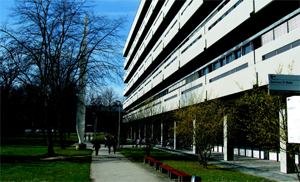 das Gebäude Pfaffenwaldring 31 mit einem Rotorflügel als Symbol