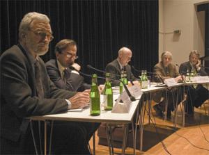 von links Roman Arens (Frankfurter Rundschau), Paolo Valentiono (Corriere della Sera), Wieland Backes als Moderator (SWR-International), Roberto Giardina (La Nazione - Il Resto del Carlino) und Karl Hoffmann (ARD)