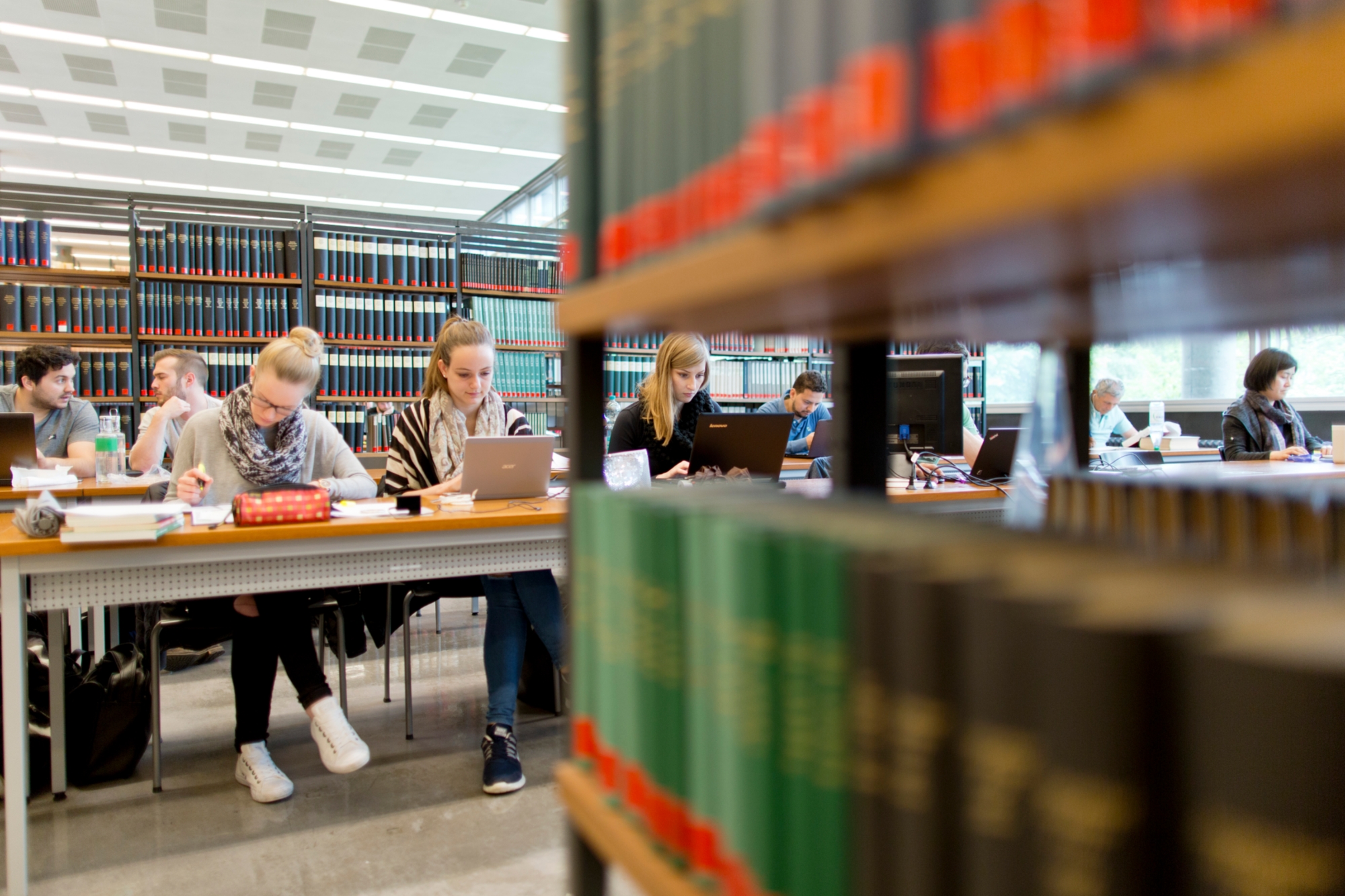 Studierende in der Bibliothek
