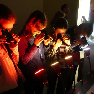 Schülerinnen mit Spektroskop