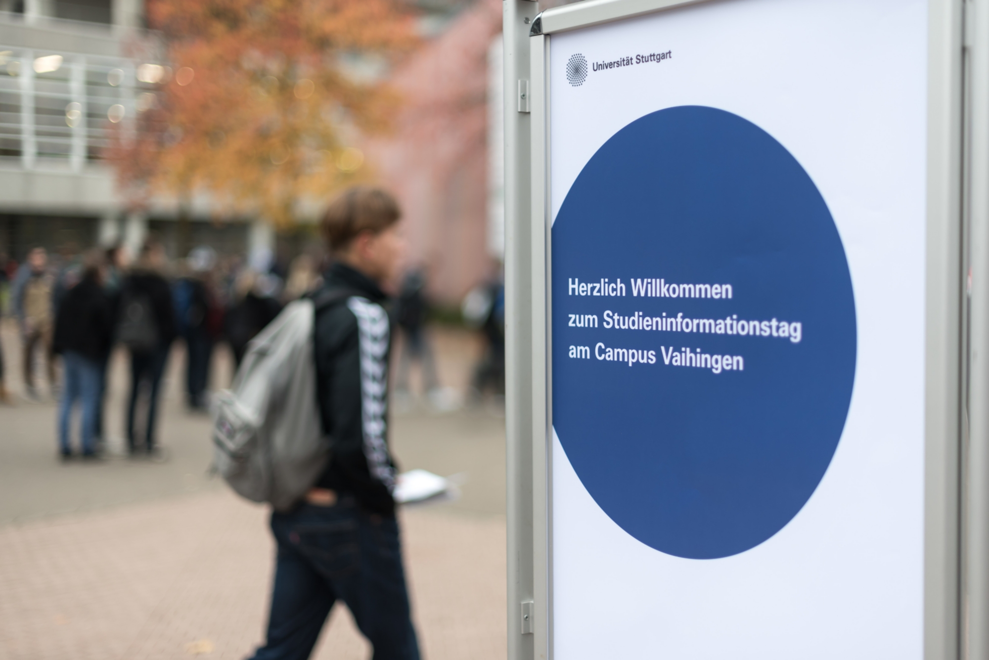 Ein Schüler am Studieninformationstag auf dem Campus Vaihingen der Universität Stuttgart.