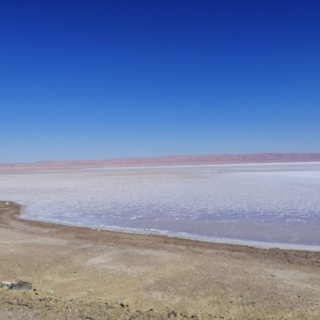 Salzkruste auf der Oberfläche des Salzsees 