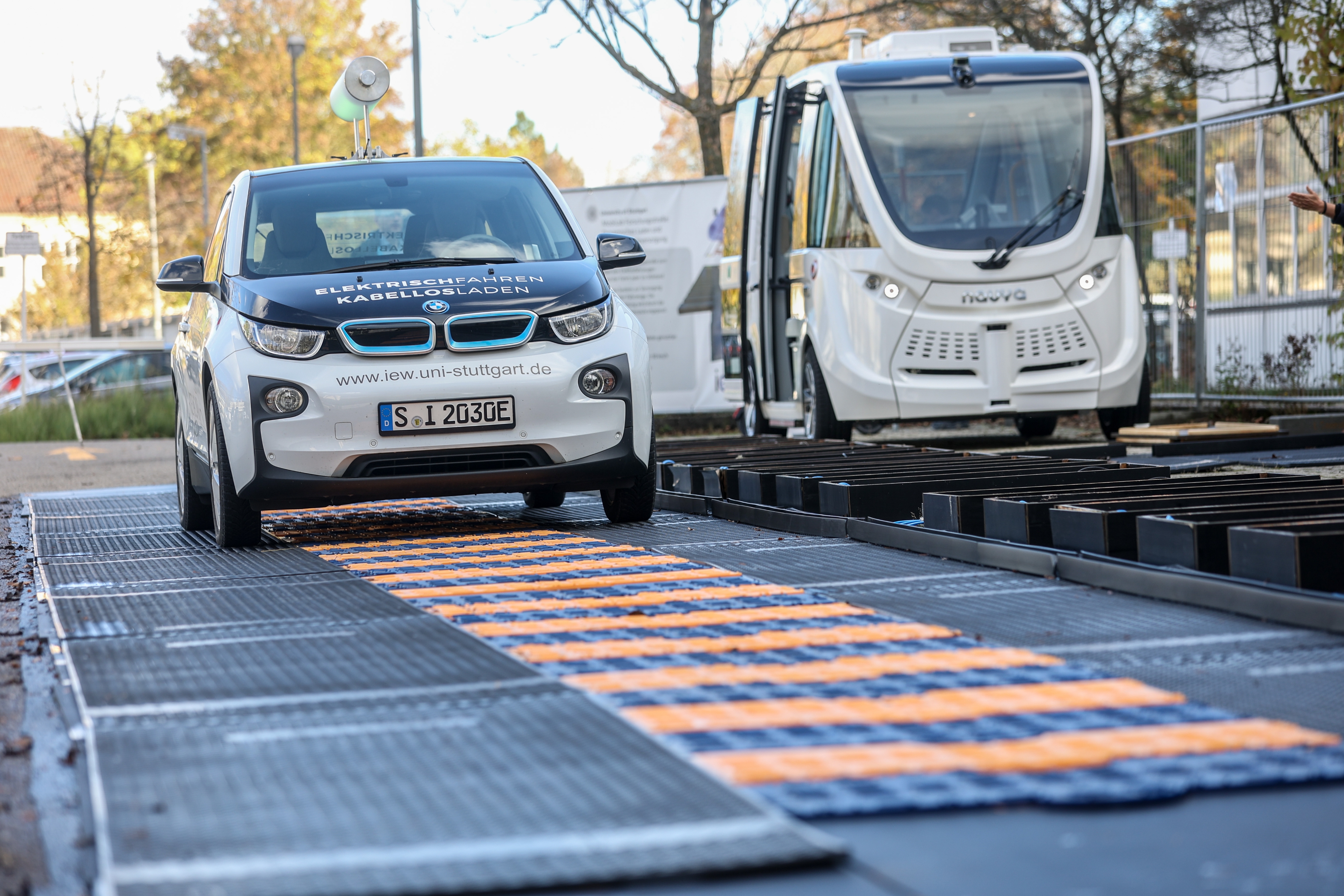 Zwei Elektrofahrzeuge werden induktiv aufgeladen