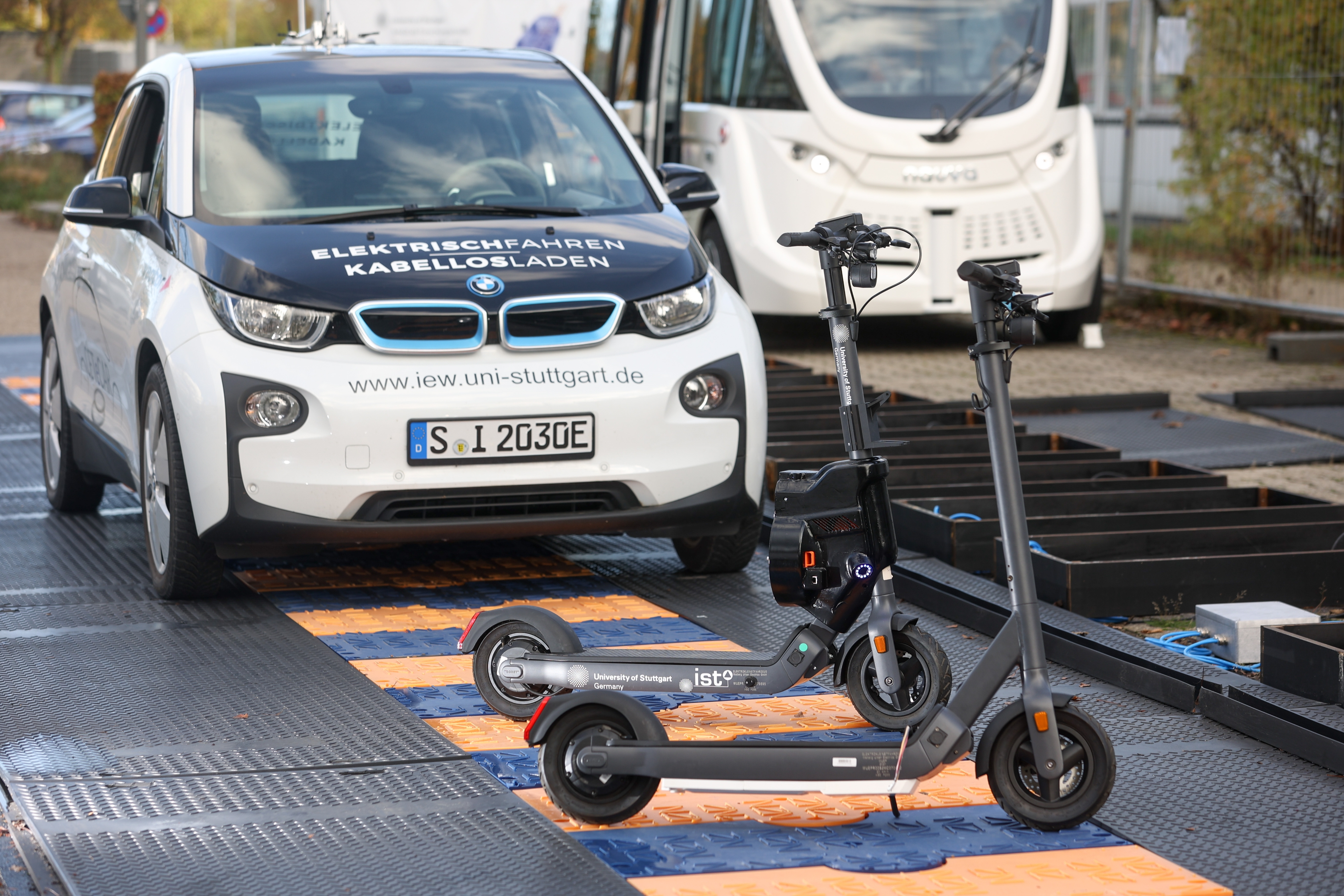 Elektrofahrzeuge auf Teststrecke zum induktiven Laden