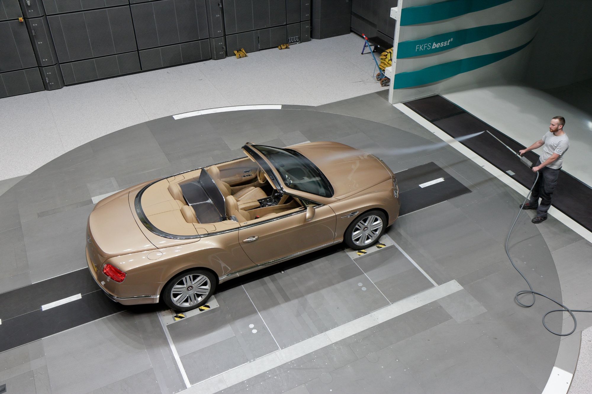 Einsatz einer Rauchsonde zur Untersuchung der Strömung an einem Bentley Cabrio