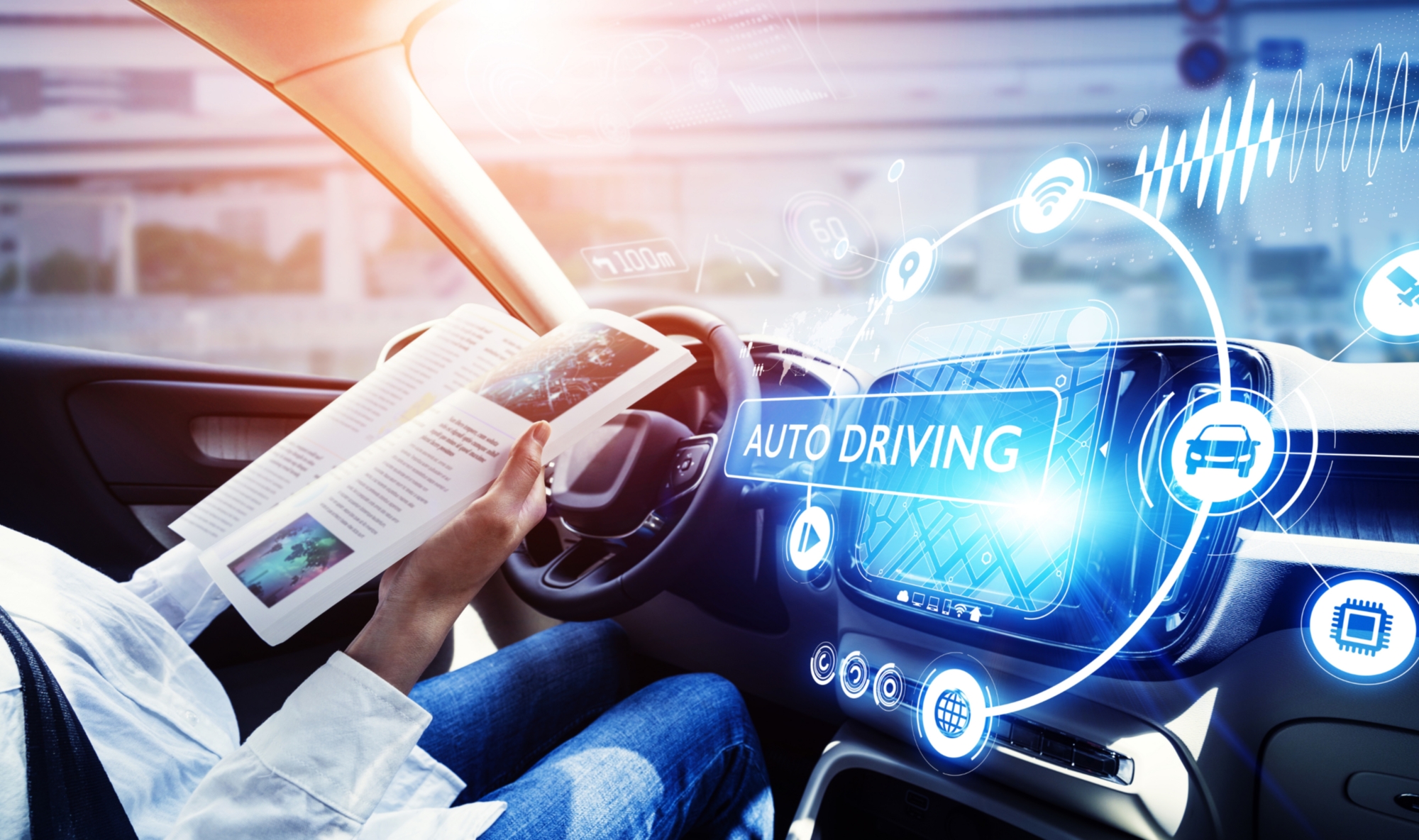 Autonomes Fahren: Während das Auto autonom fährt, kann sich der Passagier mit einem Buch entspannen.