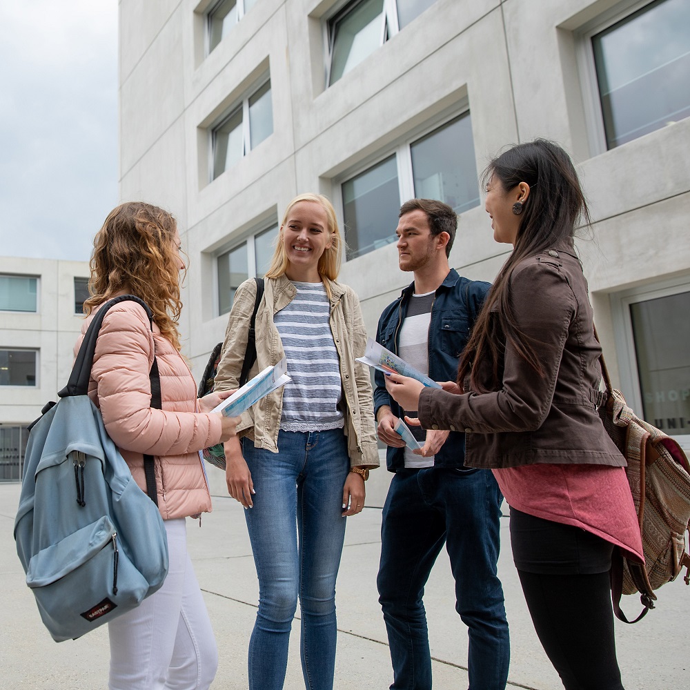 Studierendengruppe tauscht sich auf dem Campus aus