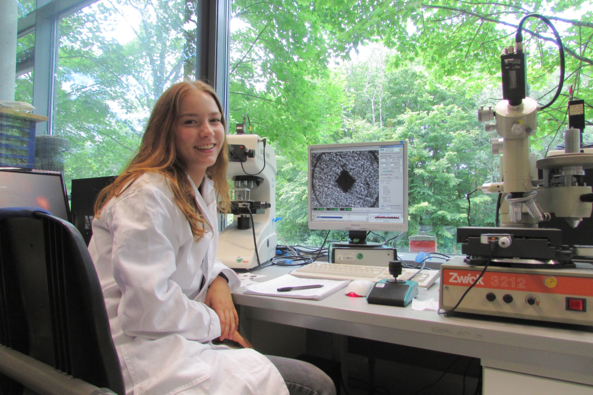 Eine Studentin der Materialwissenschaft im Labor
