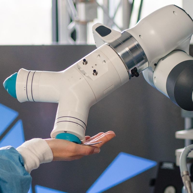 Robotic Scrub Nurse Greifer der ein Instrument aus einer Hand greift