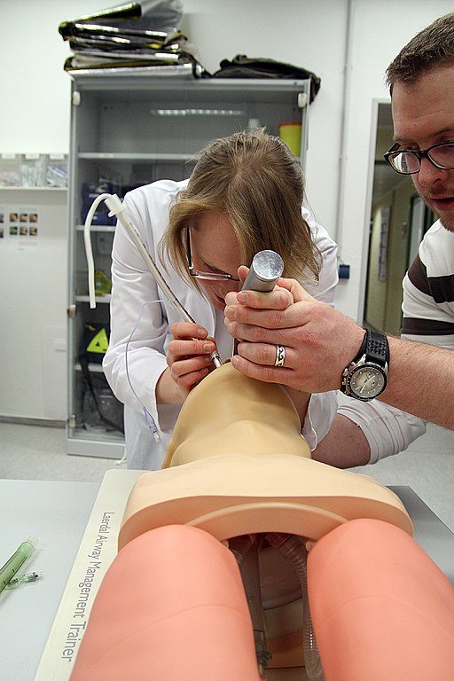 Tutor leitet Studentin bei endotrachealer Intubation an