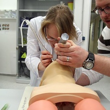 Tutor leitet Studentin bei endotrachealer Intubation an