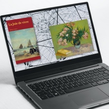 Laptop mit Bild von einem französischen Buch und einem Gemälde 