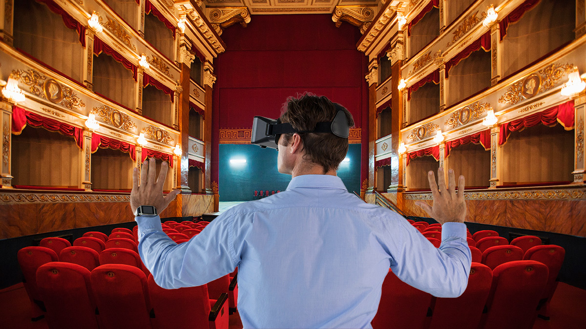 Person blickt mit VR-Brille in einen Theater-Saal