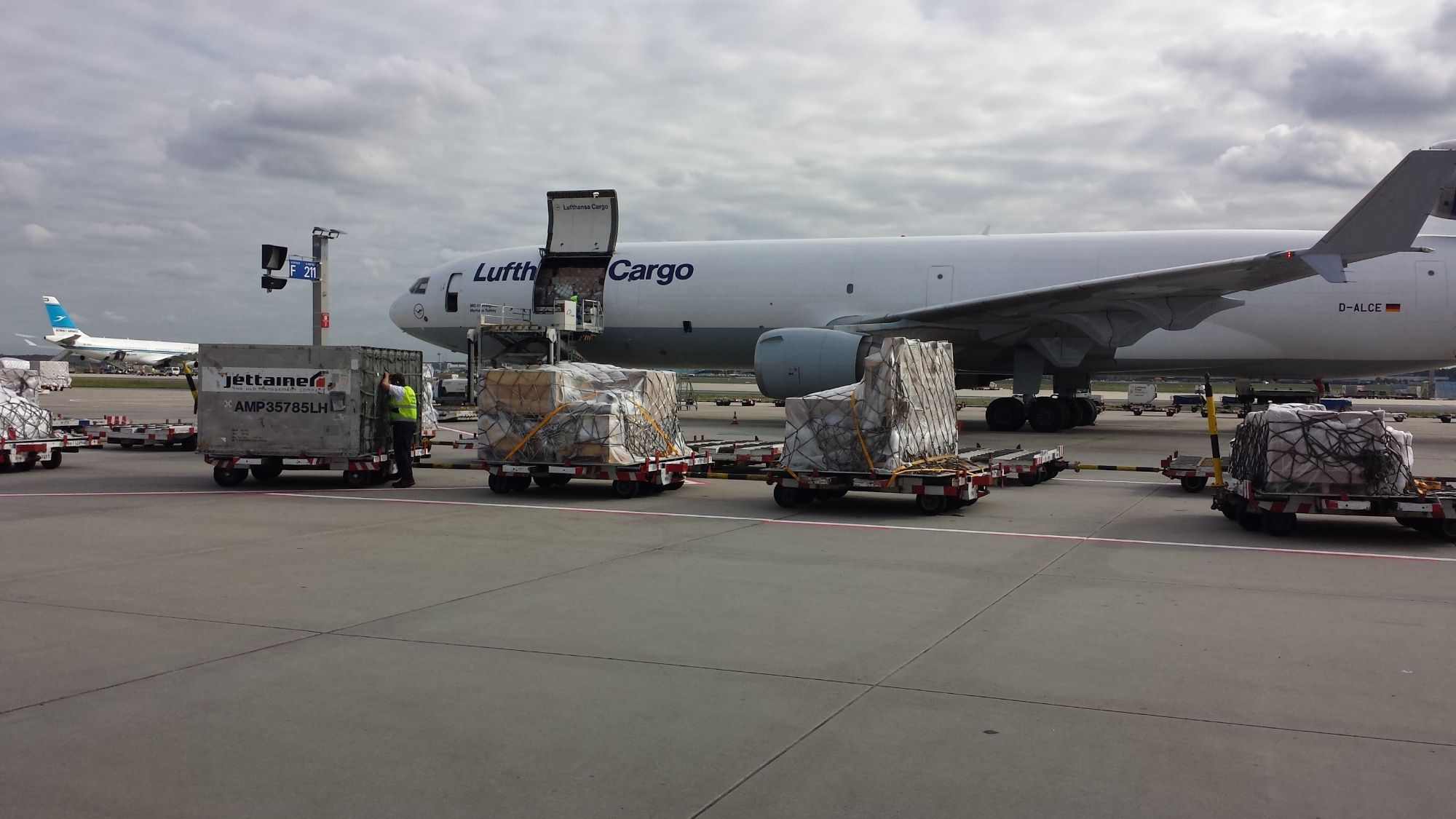 Frachtflugzeug am Flughafen Frankfurt