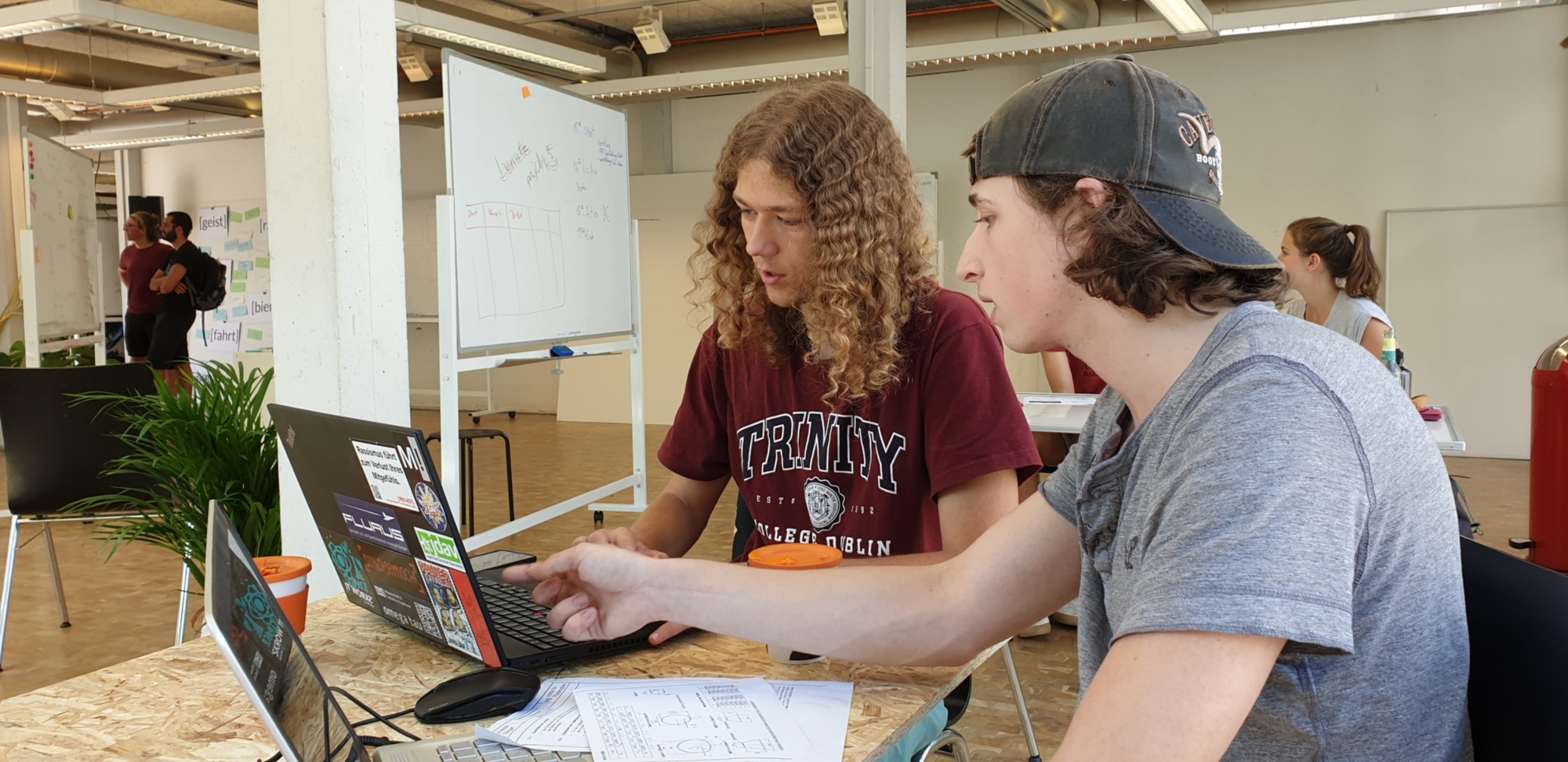 Junge Menschen tauschen sich im Freiraum, einem Gründerspace der Uni Stuttgart aus