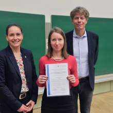 Die Gleichstellungsbeauftragte Prof. Nicole Radde (li.) und Prof. Jan Knippers übergeben Anna Schwarz eine Urkunde.