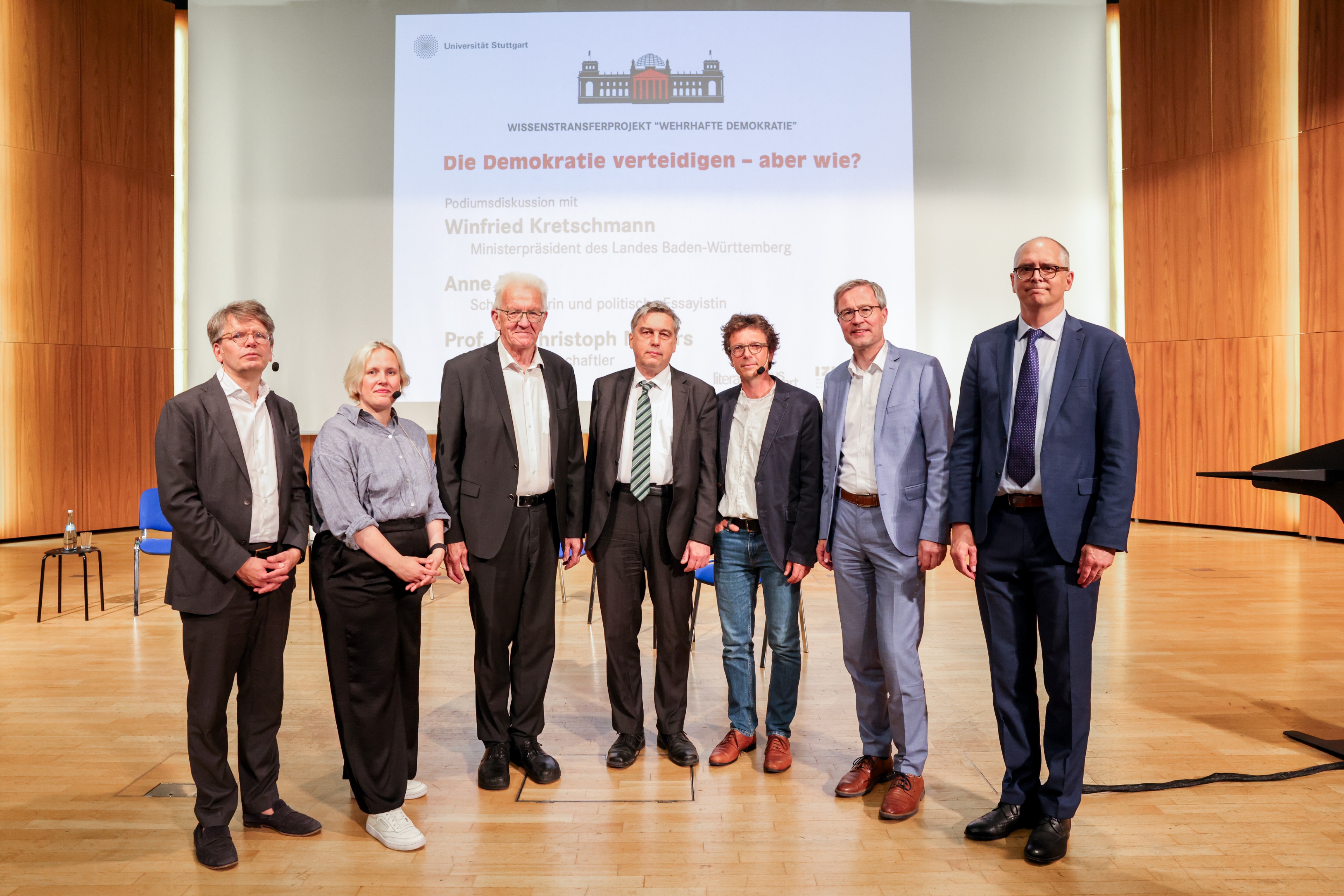 Gruppenbild der Teilnehmenden und Organisator*innen der Podiumsdiskussion