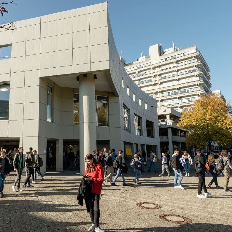 Students bustle around the Campus Vaihingen.