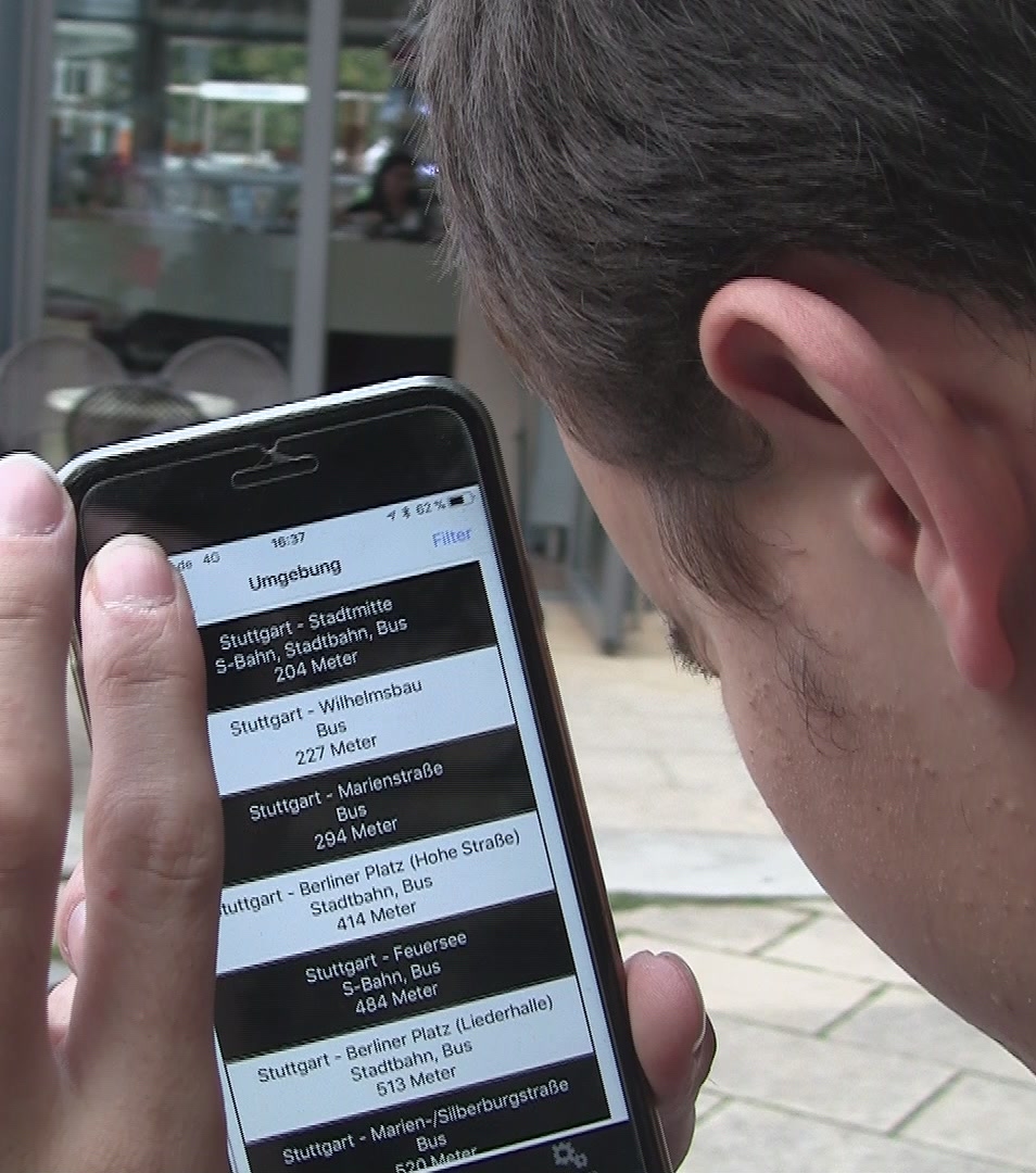 Person with visual impairment tests the barrier-free app.