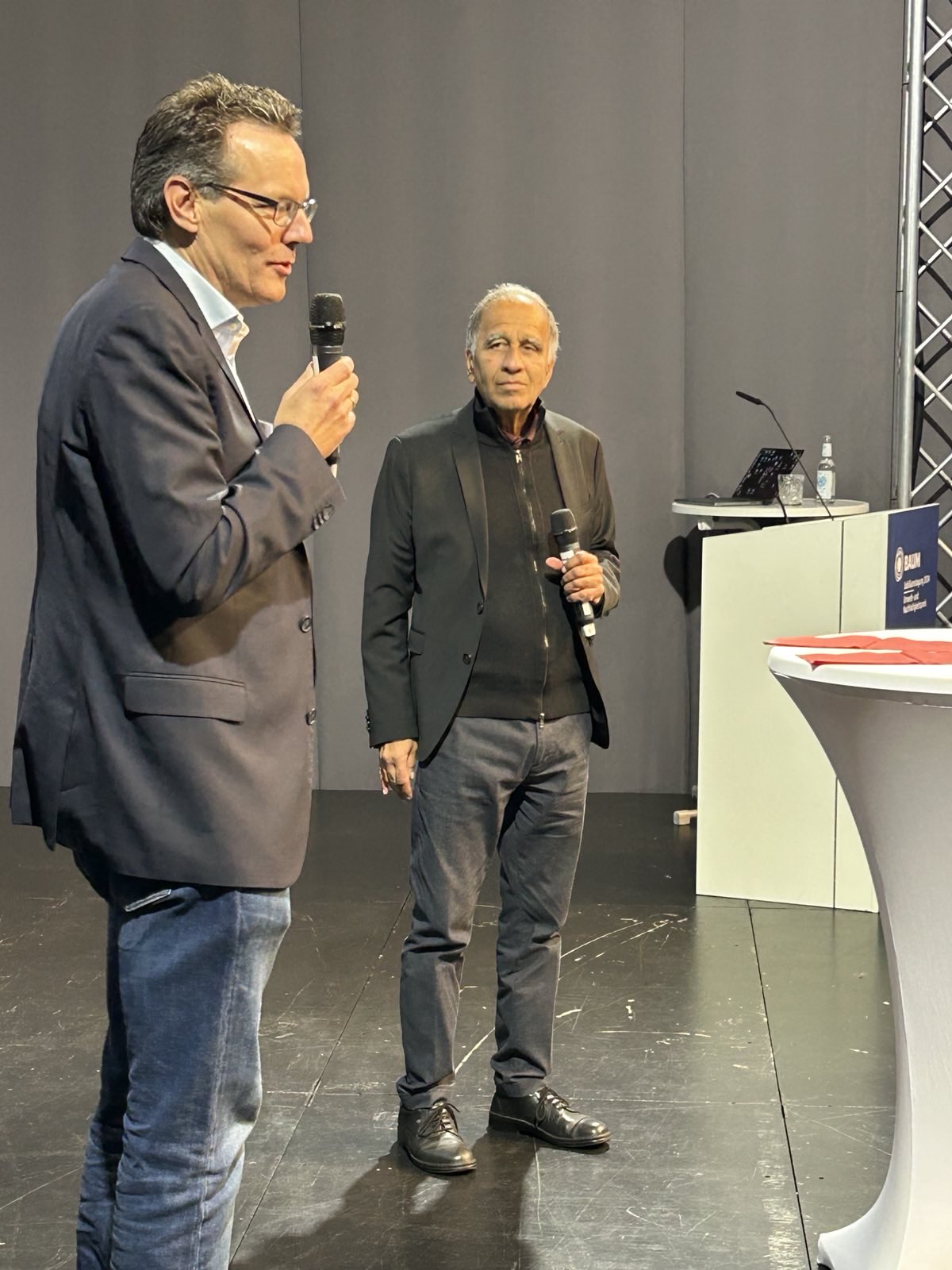 The winner of the B.A.U.M. Environment and Sustainability Award, Prof. Jörn Birkmann, is on stage with interviewer Mojob Latif.